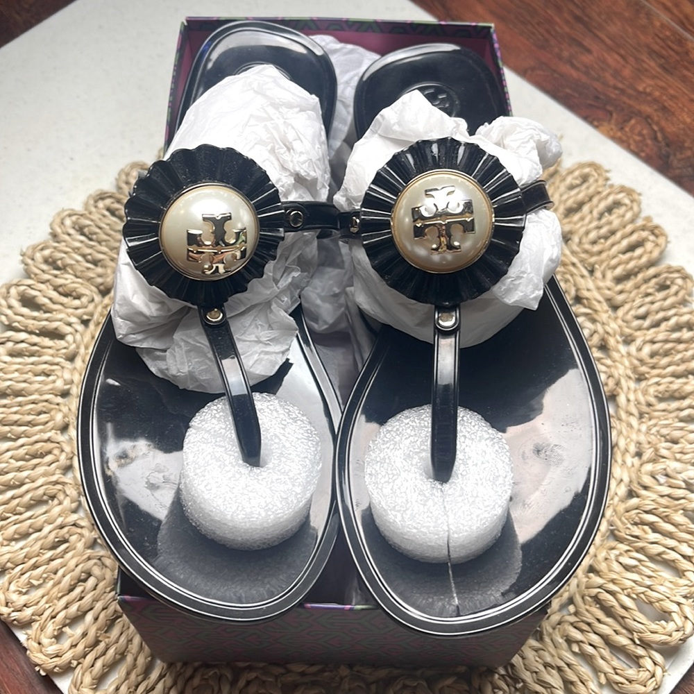 Tory burch black melody thong-tpu sandals size 8